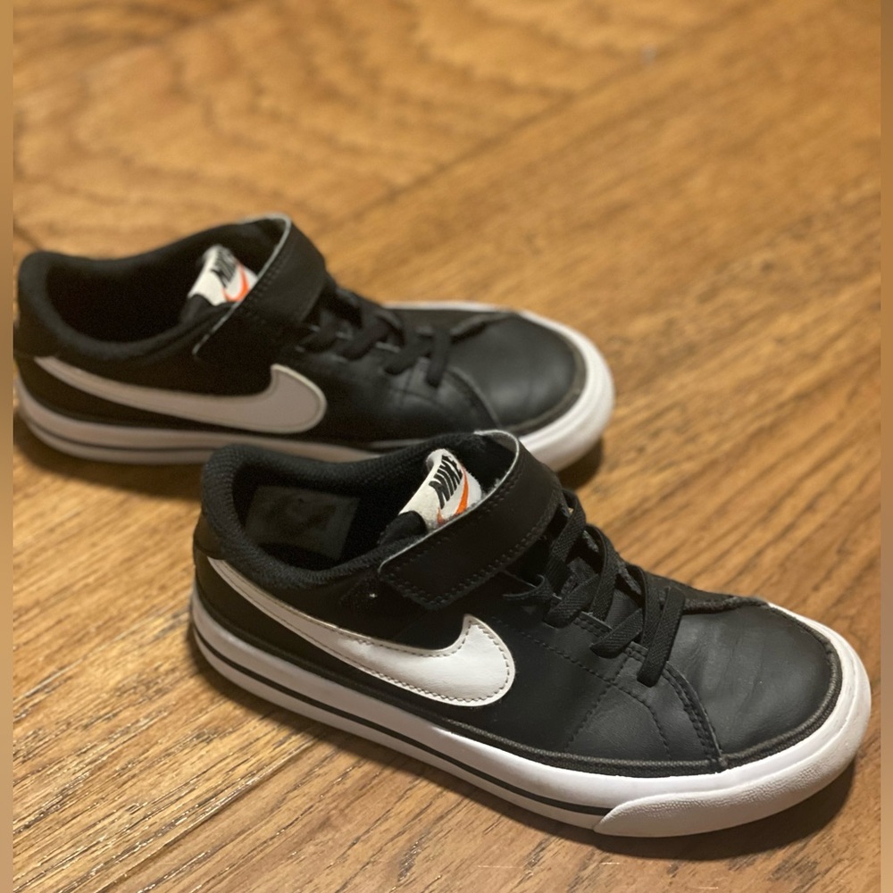 Black Nike court legacy’s